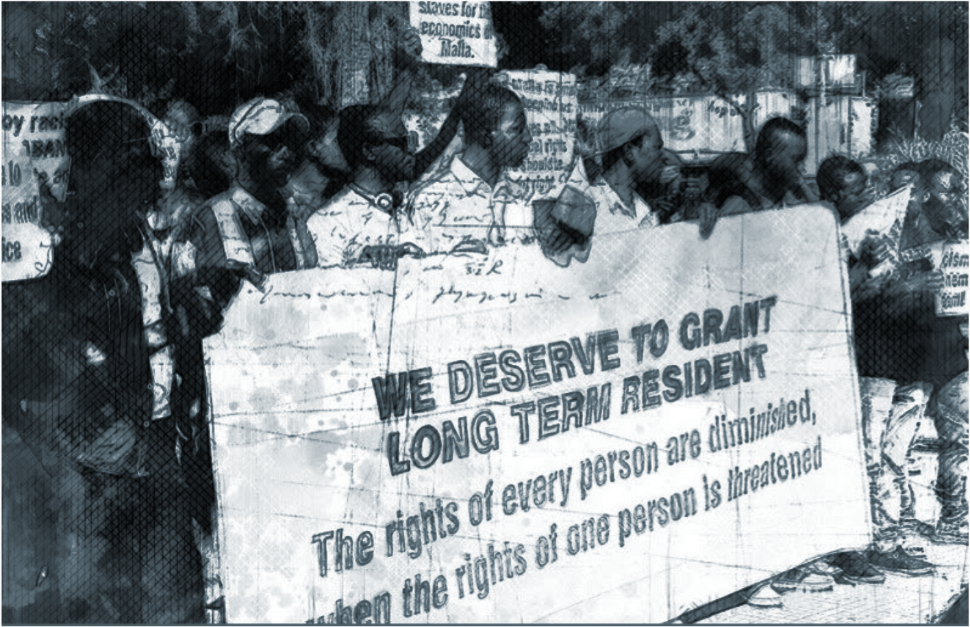 Menschen halten ein Plakat auf dem steht: "We deserve to grant long term resident"